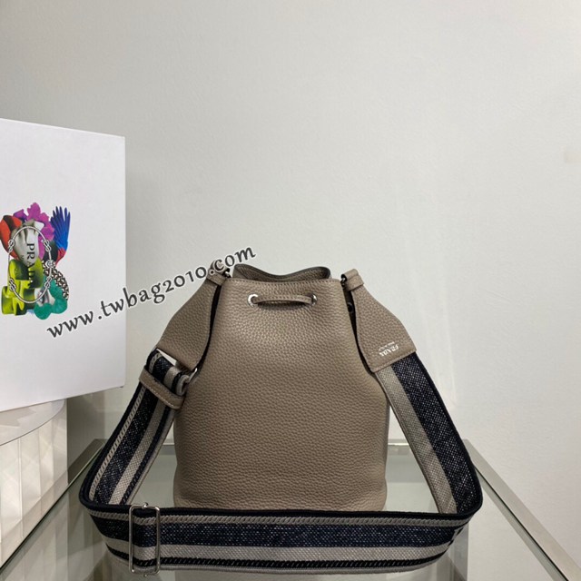 Prada專櫃2023新款女士水桶包 1BE060 普拉達鹿皮紋牛皮抽繩肩背桶包 csp1595